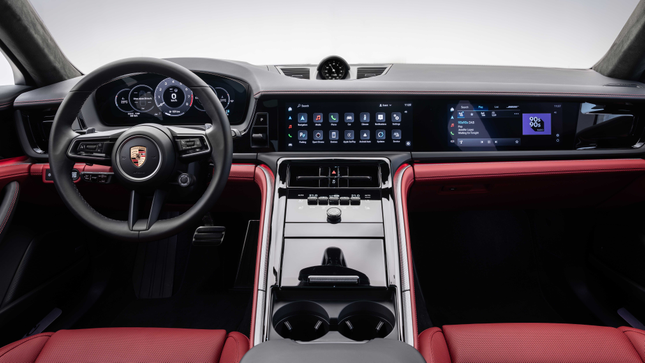 Vue du tableau de bord d’un intérieur rouge et noir d’une Porsche Panamera 2024